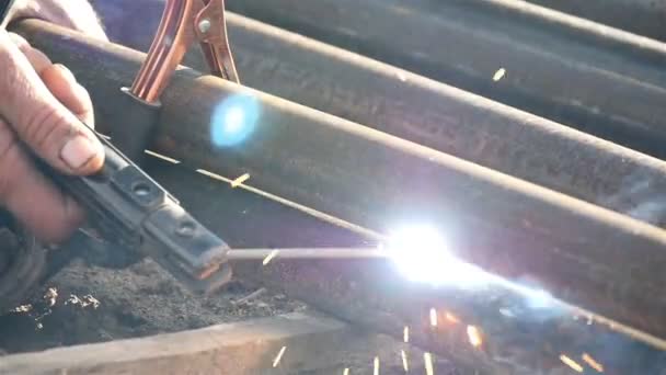 Schweißer bei der Arbeit in der Metallindustrie — Stockvideo