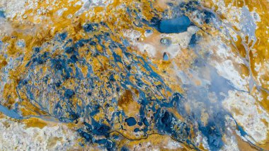 Renkli kaynamış çamur doğayı batırır.