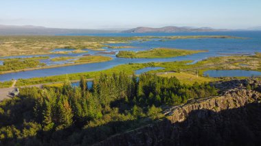 Gölde ormanı olan yeşil adalar