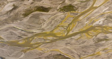 Birçok kollu sarı nehir akıntısı