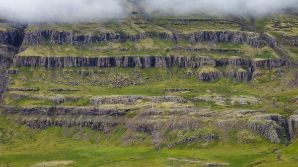 Montagnes Vertes Dans Les Nuages — Photo