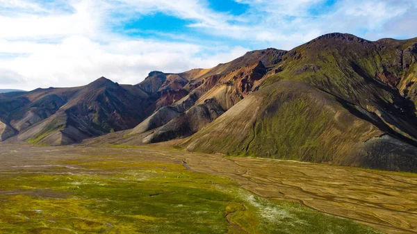 Bunte Berge Der Nähe Der Grünen Wiese — Stockfoto