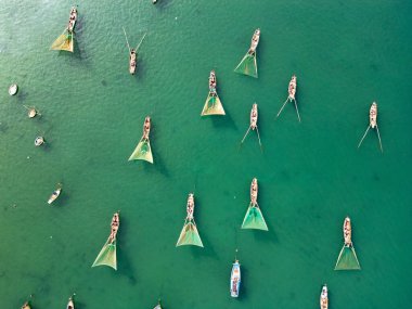 Turkuaz körfezdeki Vietnamlı balıkçı teknelerinin tropik adalarla çevrili hava manzarası.