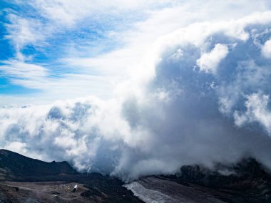 Gürcistan, Büyük Kafkasya 'daki Kazbek dağının eteklerinde yoğun bulutlar ve sis kıvrılıyor.