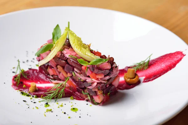 Salade créative, haute cuisine, betteraves rouges, champignons, aneth — Photo