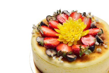 peynirli kek çilek, çilek ve çiçek ile dekore edilmiş