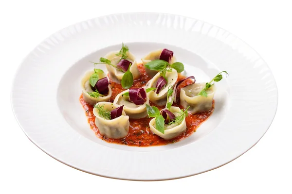 Tortellini mit Pilzen und Basilikumsoße, italienisches Essen, Isolat — Stockfoto