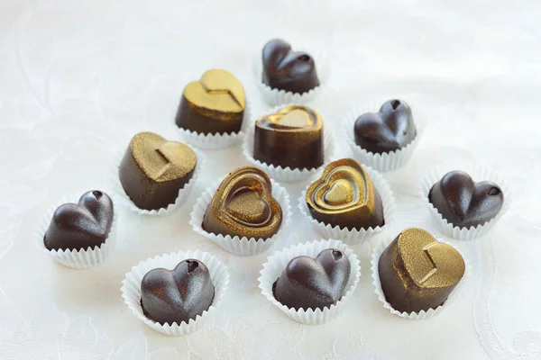 Шоколадные конфеты в форме сердца из молока и темного шоколада — стоковое фото