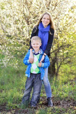 Anne ve oğlu bahar Çiçek Bahçe, mutluluk, Aile