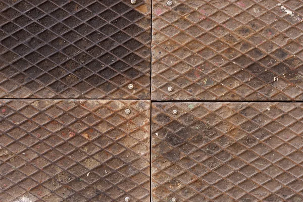 鉄、取付けボルトの汚れた金属プレート ダイヤモンド パターン — ストック写真