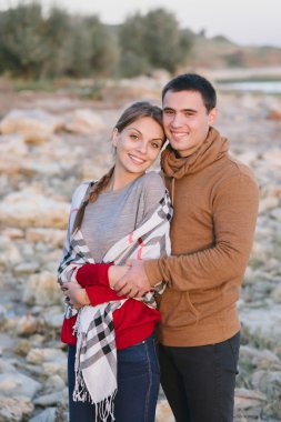 sarılma, C'de arıyorsunuz bir sahilde kayalık, aşık genç Çift