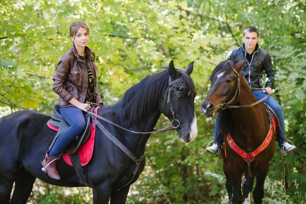 Casal apaixonado, passeios a cavalo, floresta de verão — Fotografia de Stock