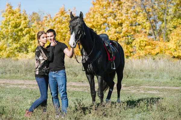 Pár v lásce, koni, něha, lesní — Stock fotografie