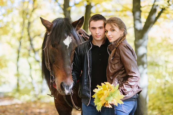 Pár v lásce, koni, něha, lesní — Stock fotografie