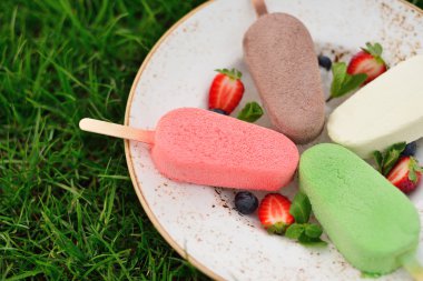 dondurma çimenlerin üzerinde saçtan. Sırlı renkli buzlu şeker. Summe