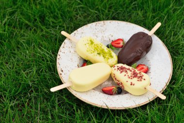 dondurma çimenlerin üzerinde saçtan. Sırlı renkli buzlu şeker. Summe