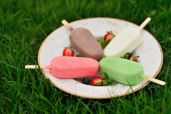 dondurma çimenlerin üzerinde saçtan. Sırlı renkli buzlu şeker. Summe