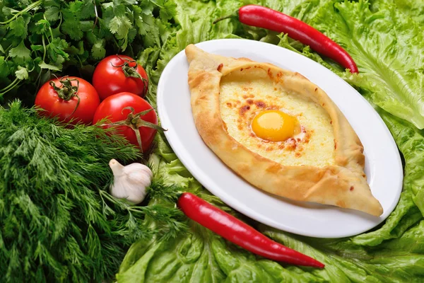 Adjara khachapuri. Cozinha georgiana, comida tradicional. O compo — Fotografia de Stock