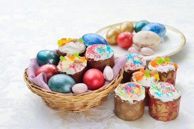 Paskalya natürmort. Paskalya kek. Paskalya yumurtaları renkli. Arka plan