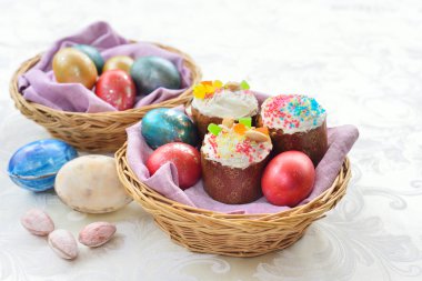 Paskalya natürmort. Paskalya kek. Paskalya yumurtaları renkli. Arka plan