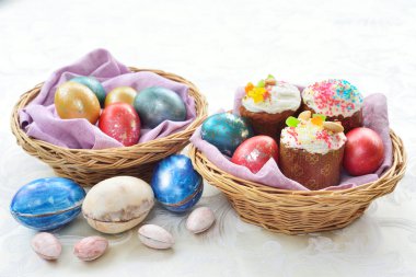 Paskalya natürmort hasır sepetler içinde. Paskalya kek. Paskalya 【Colore