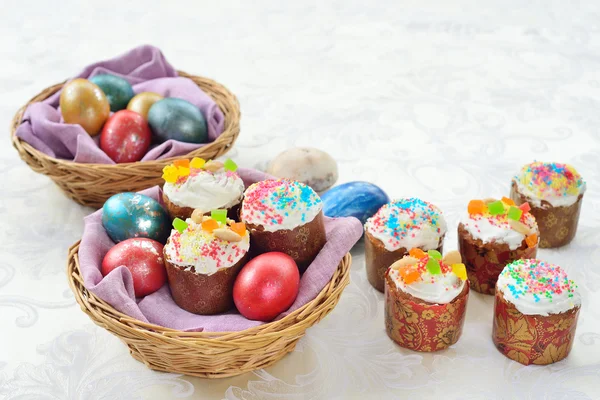 Natura morta di Pasqua. Torte pasquali. Uova di Pasqua colorate. Contesto — Foto Stock