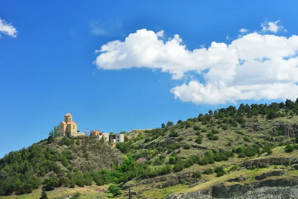 Kilise Tiflis merkezi bir tepede. Georgia ülke. Bedeni — Stok fotoğraf