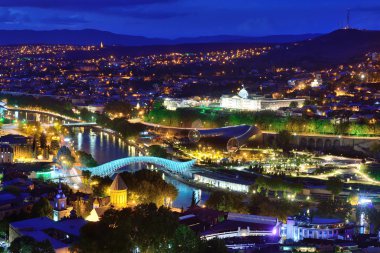 Gece Tbilisi. Barış Köprüsü. Başkanlık Sarayı. 