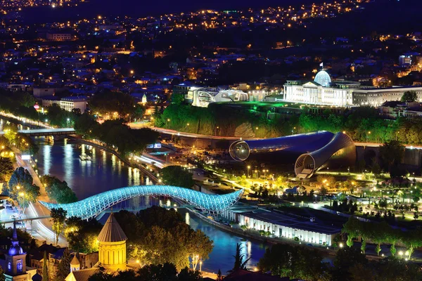 Night Tbilisi. Peace Bridge. Presidentpalatset. — Stockfoto