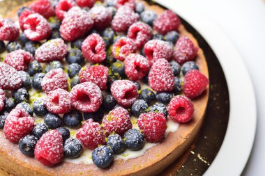 kek Ahududu ve yaban mersini