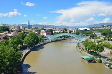 Barış Köprüsü nehir Kura Tiflis merkezi üzerinde. Gürcistan