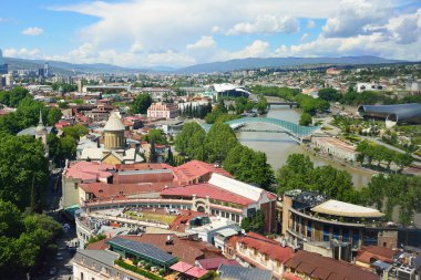 Üstten Görünüm Tbilisi ana konumlar. Kura Nehri, bri