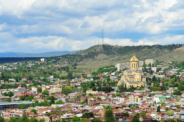 Uitzicht op de stad van Tbilisi en de belangrijkste tempel Sameba. — Stockfoto