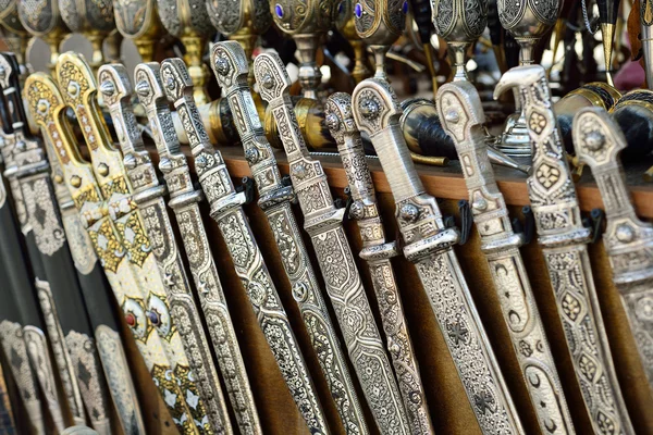 Souvenirs georgianos. Espadas, cuchillos y tazas hechas a mano. Recuerdos c —  Fotos de Stock
