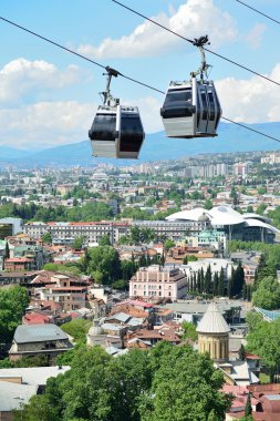 Teleferik Tbilisi arka plan üzerinde kazanılmıyor. Füniküler. Gürcistan 