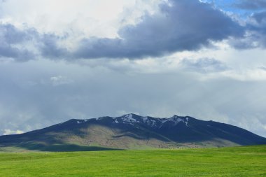 Bir dağ sırtı üzerinde fırtına bulutları. Ermenistan.