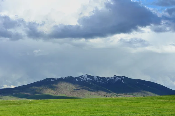 Burzowe chmury na grzbiecie górskim. Armenia. — Zdjęcie stockowe