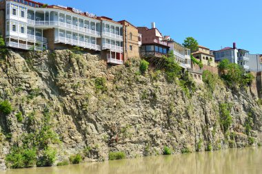 Kura Nehri üzerinde bir uçurumun kenarında evler. Tbilisi