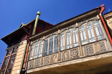 Oyma ahşap desenli renkli balkon. Tbilisi turist Cen
