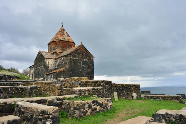 Ermeni halkının tapınak. Sevan Gölü Tapınağı. Thunder Sky — Stok fotoğraf