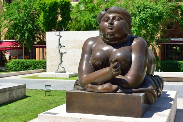 YEREVAN, ARMENIA - MAIO, 2016: Mulher estátua de arte moderna — Fotografia de Stock