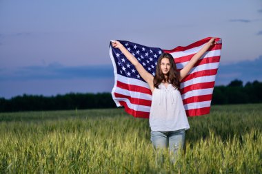Amerikan bayrağı geliştirme ile gülümseyen kız mutlu. 