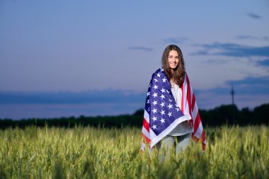 Amerikan bayrağı ile gülümseyen kız mutlu. 4 Temmuz