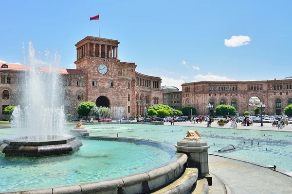 YEREVAN, ARMENIA - MAYO DE 2016: La fuente en una plaza central — Foto de Stock