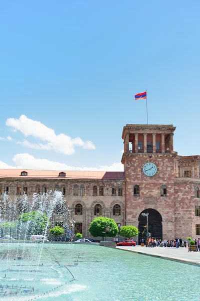 YEREVAN, ARMENIA - MAYO DE 2016: La fuente en una plaza central — Foto de Stock
