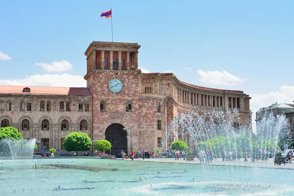 YEREVAN, ARMENIA - MAYO DE 2016: La fuente en una plaza central — Foto de Stock