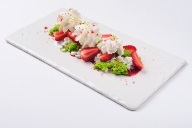 peyniri çilek ve krema ile