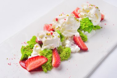 peyniri çilek ve krema ile