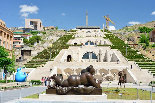 Modern Sanat Heykel Kadının Yanına Erivan Cascade Erivan Ermenistan Dev — Stok fotoğraf