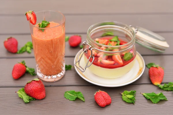 Tiramisu with strawberries. Strawberry smoothies. — Stock Photo, Image
